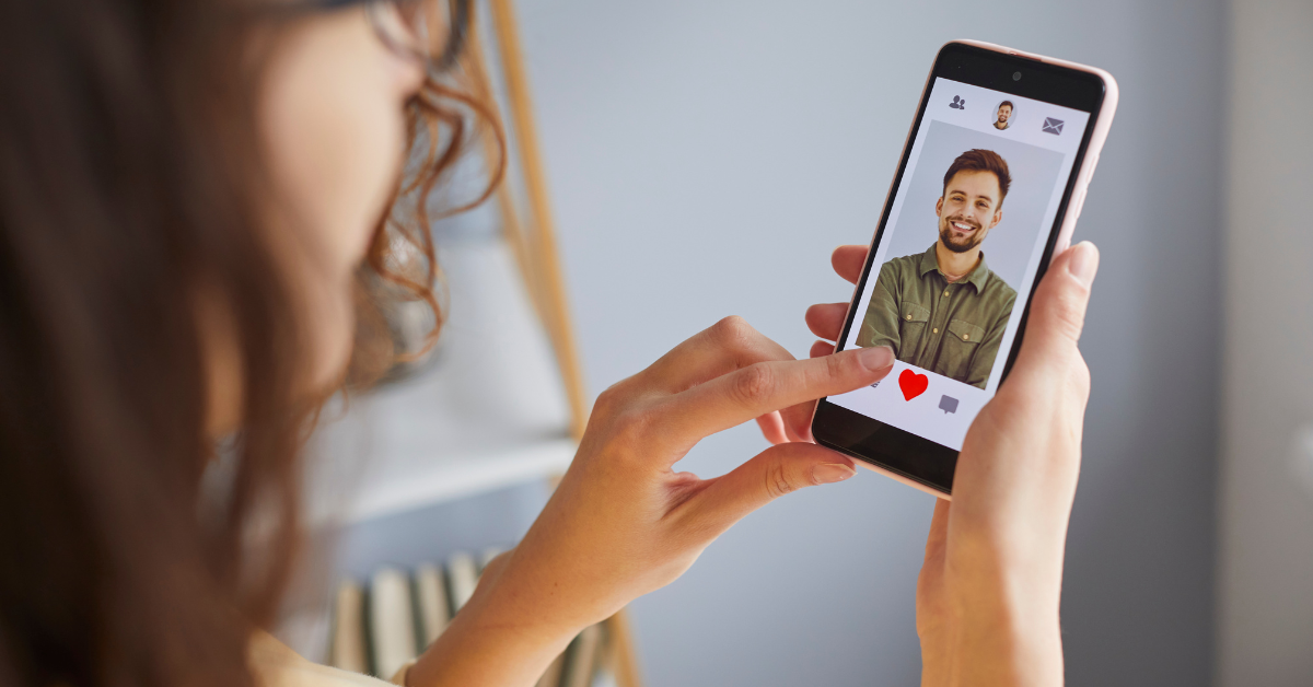 Žena, ktorá pozerá do mobilu a swajpuje na zoznamke, čo symbolizuje digitálne preťaženie a nekonečné možnosti online randenia.